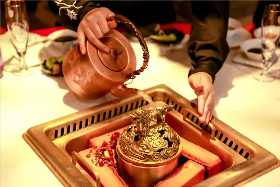 火鍋“新物種”強(qiáng)勢(shì)崛起！“發(fā)酵鍋底”正在升級(jí)火鍋賽道